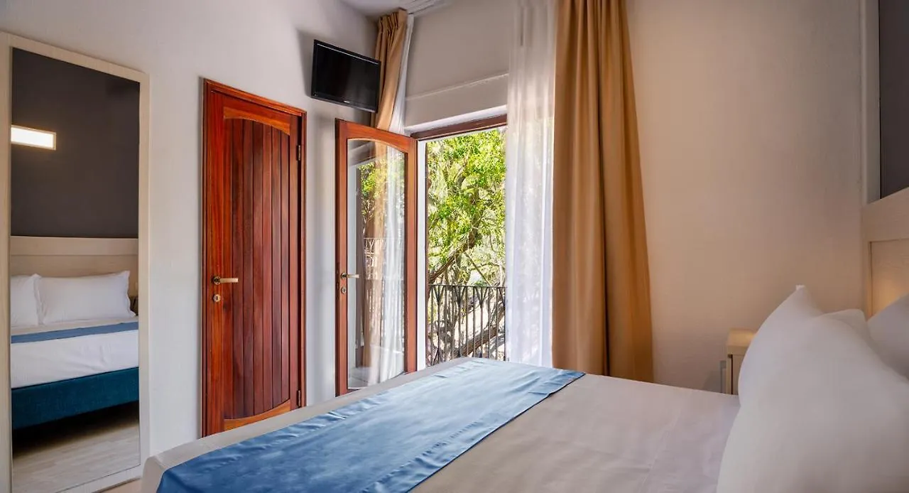 Hotel Baia Imperiale Spiaggia di Cavoli 4*,